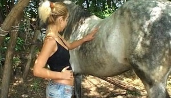 Blonde ôta son short et se fait baiser avec un cheval