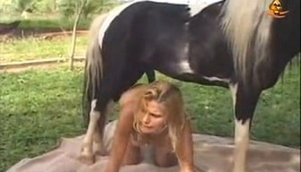 Leuke blondie kreeg onder een pony voor zoo seks